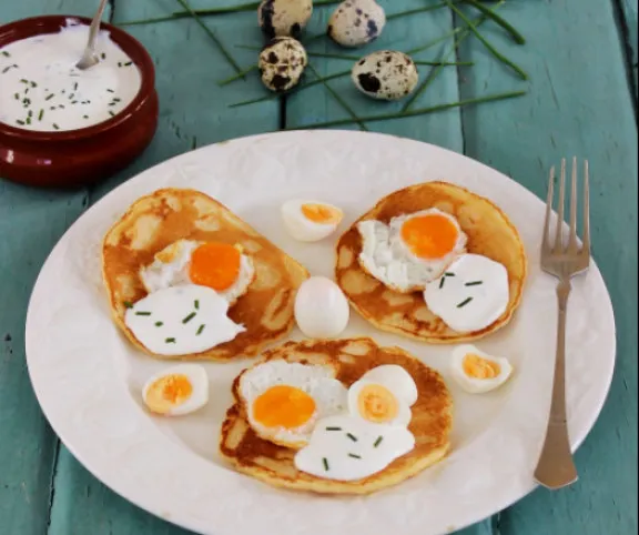 Blini fűszeres tejföllel, fürjtojással