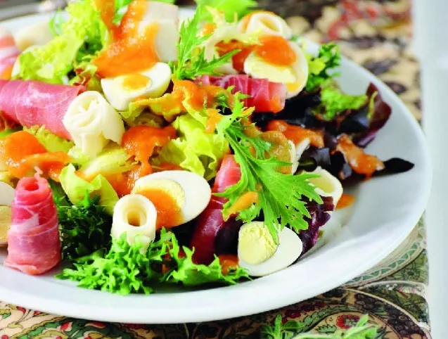 Onkás-kecskesajtos saláta lecsós dresszinggel